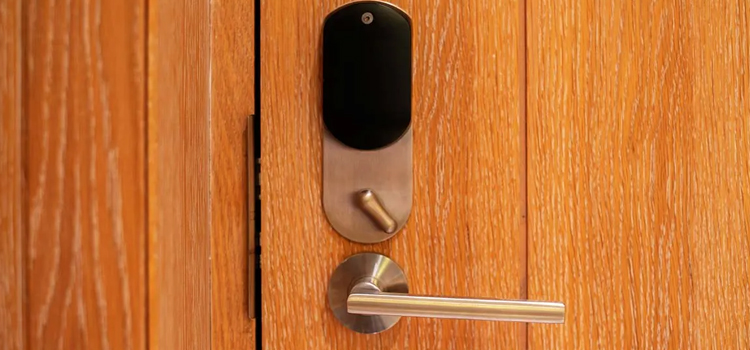 Automatic Locking Door Knob Wilton